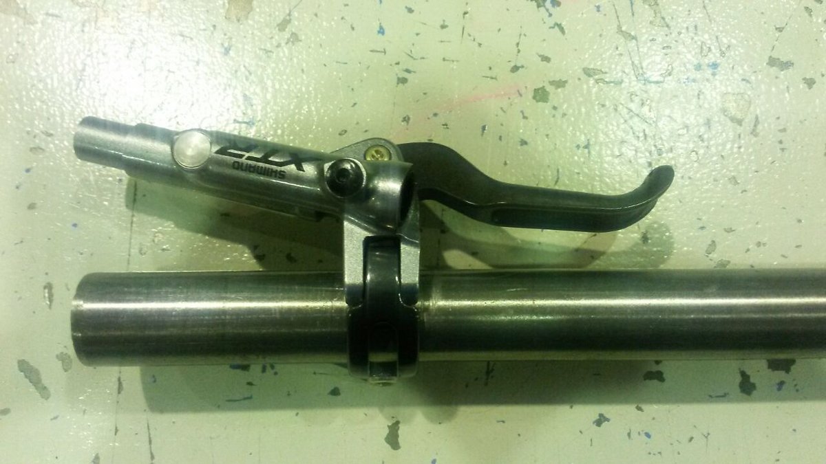 Der Shimano XTR Carbon-Hebel ist für die kleinen Hände angepasst worden und hat jetzt eine extrem kurze Griffweite Der Shimano XTR Carbon-Hebel ist für die kleinen Hände angepasst worden und hat jetzt eine extrem kurze Griffweite