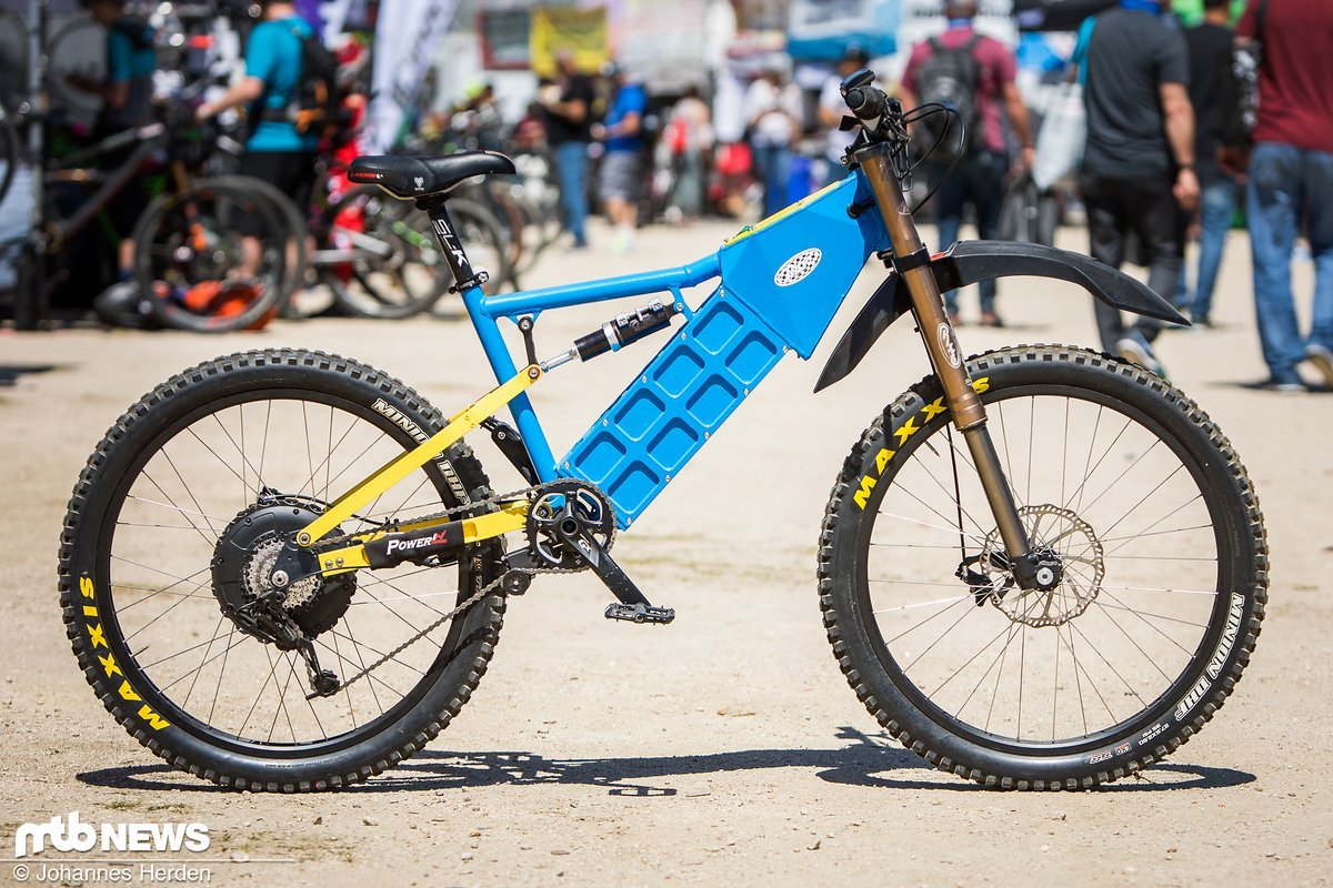 Komplett übertrieben: Der VOLTINATOR. Älteren Bikern noch von früher bekannt, kümmert sich RISSE RACING um dieses neue Projekt Komplett übertrieben: Der VOLTINATOR. Älteren Bikern noch von früher bekannt, kümmert sich RISSE RACING um dieses neue Projekt