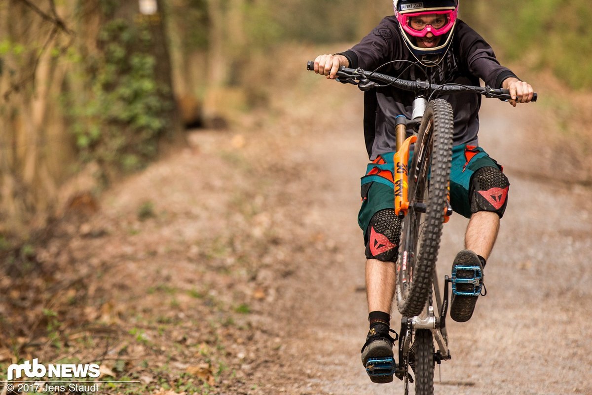 Unser Tester Chris nutzt jede Gelegenheit, um das Bike auf's Hinterrad zu ziehen Unser Tester Chris nutzt jede Gelegenheit, um das Bike auf's Hinterrad zu ziehen