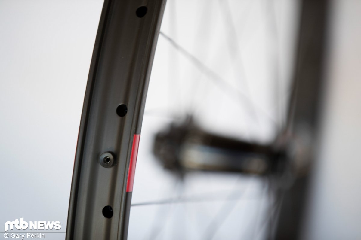Das breite Felgenbett soll einen einfachen Tubeless-Aufbau ermöglichen und den Reifen in harten Fahrsituationen abstützen Das breite Felgenbett soll einen einfachen Tubeless-Aufbau ermöglichen und den Reifen in harten Fahrsituationen abstützen