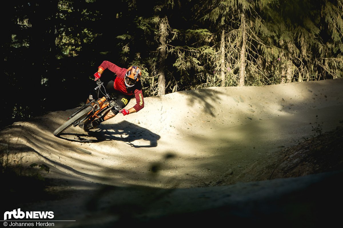 Von Home Trails über Freeride-Abfahrten bis hin zu Downhill-Rennstrecken sollen moderne Freerider überall dort eine Figur machen, wo der Trail bergab zeigt Von Home Trails über Freeride-Abfahrten bis hin zu Downhill-Rennstrecken sollen moderne Freerider überall dort eine Figur machen, wo der Trail bergab zeigt