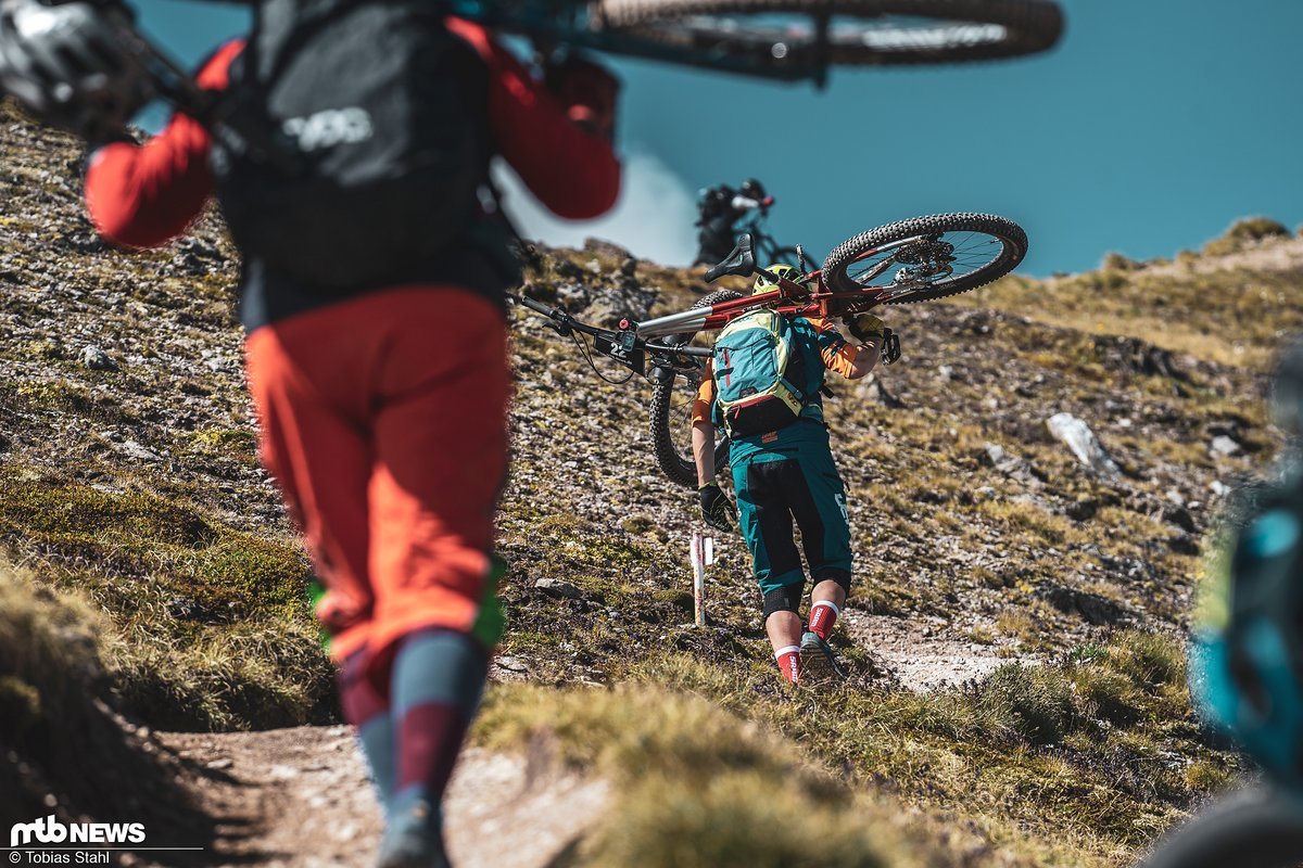 Neben den Rennteilnehmern sind auch unzählige andere Bergfreunde auf den Trails unterwegs Neben den Rennteilnehmern sind auch unzählige andere Bergfreunde auf den Trails unterwegs