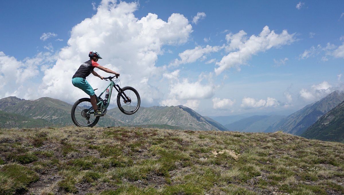 In Morzine kurbeln wir lockere zwei Stunden über die Trails. Ohne Downhill-Rad, aber dafür mit Jamie Nicoll! In Morzine kurbeln wir lockere zwei Stunden über die Trails. Ohne Downhill-Rad, aber dafür mit Jamie Nicoll!