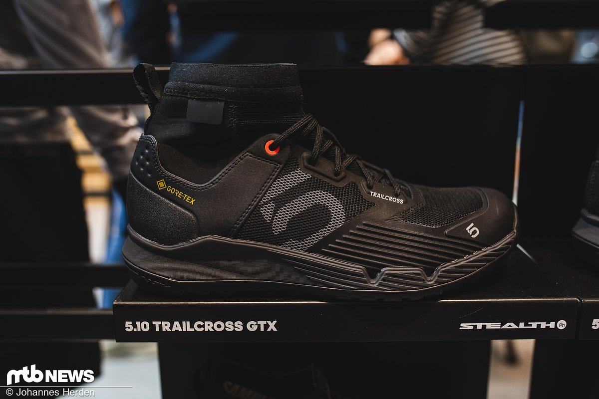 Mit dem Trail Cross GTX hat 5.10 zudem noch ein Allwetter-Modell im Programm, das auf funktionale GoreTex-Materialien setzt. Mit dem Trail Cross GTX hat 5.10 zudem noch ein Allwetter-Modell im Programm, das auf funktionale GoreTex-Materialien setzt.