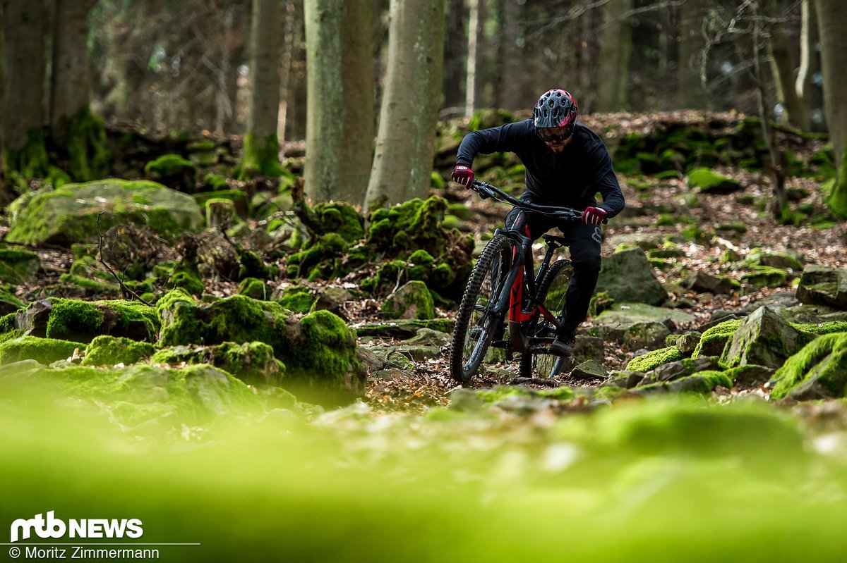 In grobem Gelände dürfen die Bikes nicht an ihr Limit kommen. Dafür sind neben einer abfahrtsorientierten Geometrie auch gute Federelemente, stabile Laufräder und bissige Bremsen notwendig. In grobem Gelände dürfen die Bikes nicht an ihr Limit kommen. Dafür sind neben einer abfahrtsorientierten Geometrie auch gute Federelemente, stabile Laufräder und bissige Bremsen notwendig.
