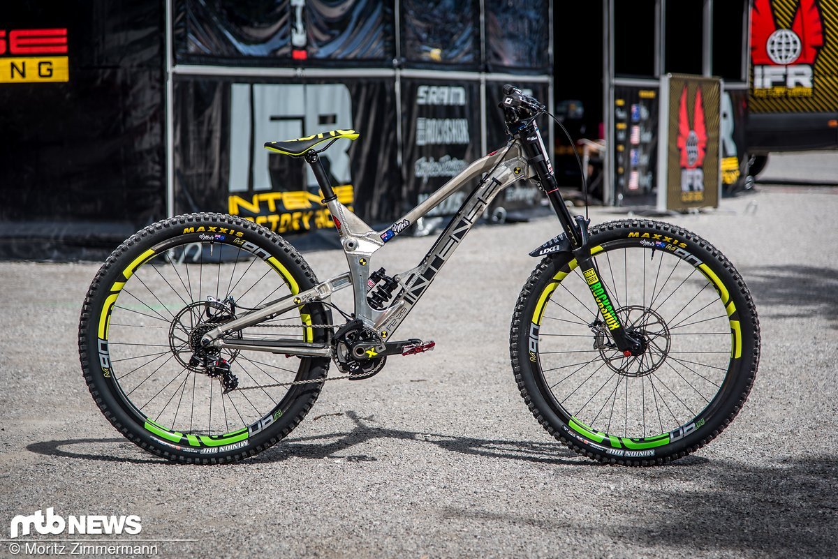 Zum Vergleich: Auf diesem Bike war Jack Moir bislang unterwegs. Auffällig ist vor allem das gerade Unterrohr an der alten Version Zum Vergleich: Auf diesem Bike war Jack Moir bislang unterwegs. Auffällig ist vor allem das gerade Unterrohr an der alten Version
