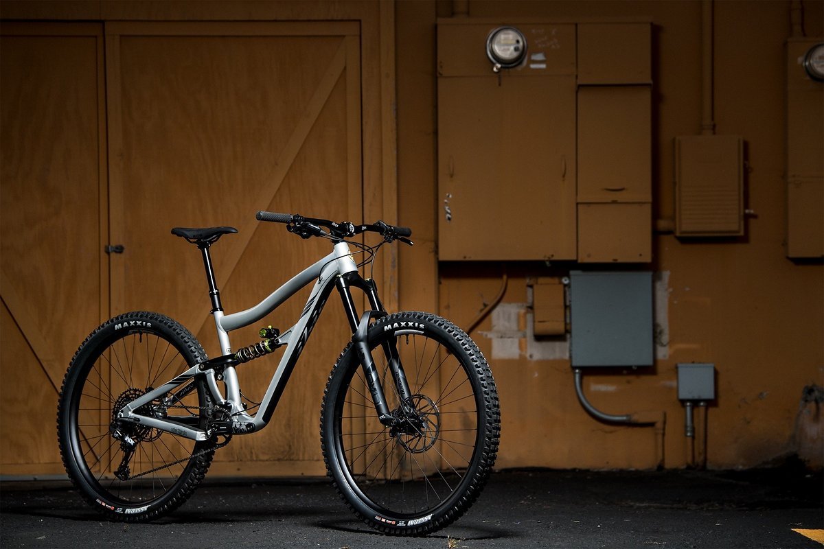 Das neue Ibis Ripmo AF setzt durchweg auf Aluminium als Rahmenmaterial und kommt mit 160 mm Federweg an der Front sowie 147 mm am Heck Das neue Ibis Ripmo AF setzt durchweg auf Aluminium als Rahmenmaterial und kommt mit 160 mm Federweg an der Front sowie 147 mm am Heck