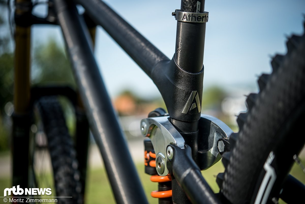 Die große Besonderheit der Bikes ist, dass sie aus Carbon-Rohren mit 3D-gedruckten Titanmuffen bestehen. Die große Besonderheit der Bikes ist, dass sie aus Carbon-Rohren mit 3D-gedruckten Titanmuffen bestehen.