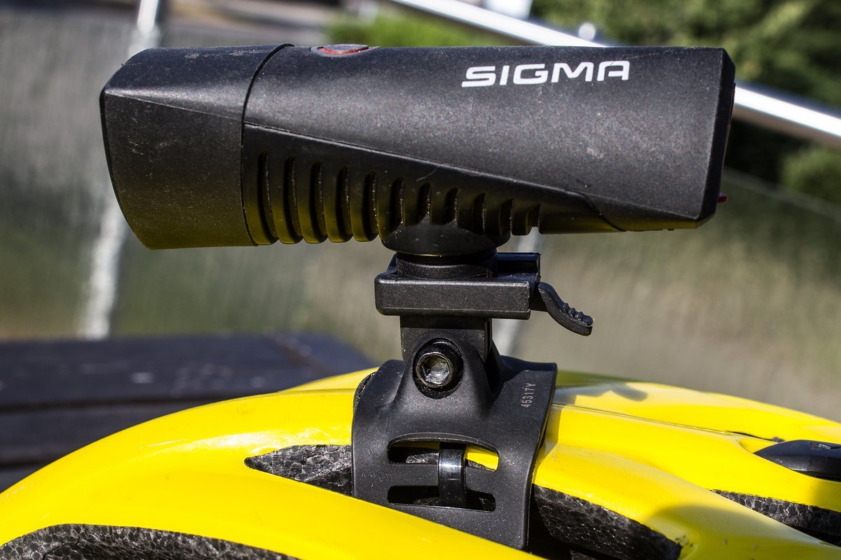 Die Sigma Buster 700 HL-Lampe weist eine Leuchtstärke von 700 Lumen auf, lässt sich dank praktischer Helm-Halterung leicht und sicher am Helm montieren und wiegt 145 g Die Sigma Buster 700 HL-Lampe weist eine Leuchtstärke von 700 Lumen auf, lässt sich dank praktischer Helm-Halterung leicht und sicher am Helm montieren und wiegt 145 g