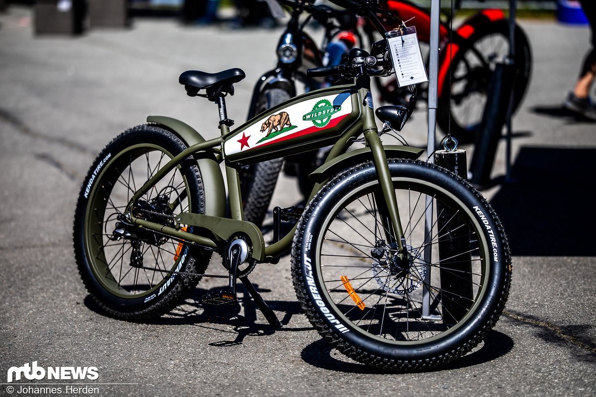 Wer sich keinen richtigen Cruiser leisten kann, findet vielleicht im army-grün lackierten Wildsyde Beast mit 500 Watt-Motor sein Glück. Wer sich keinen richtigen Cruiser leisten kann, findet vielleicht im army-grün lackierten Wildsyde Beast mit 500 Watt-Motor sein Glück.