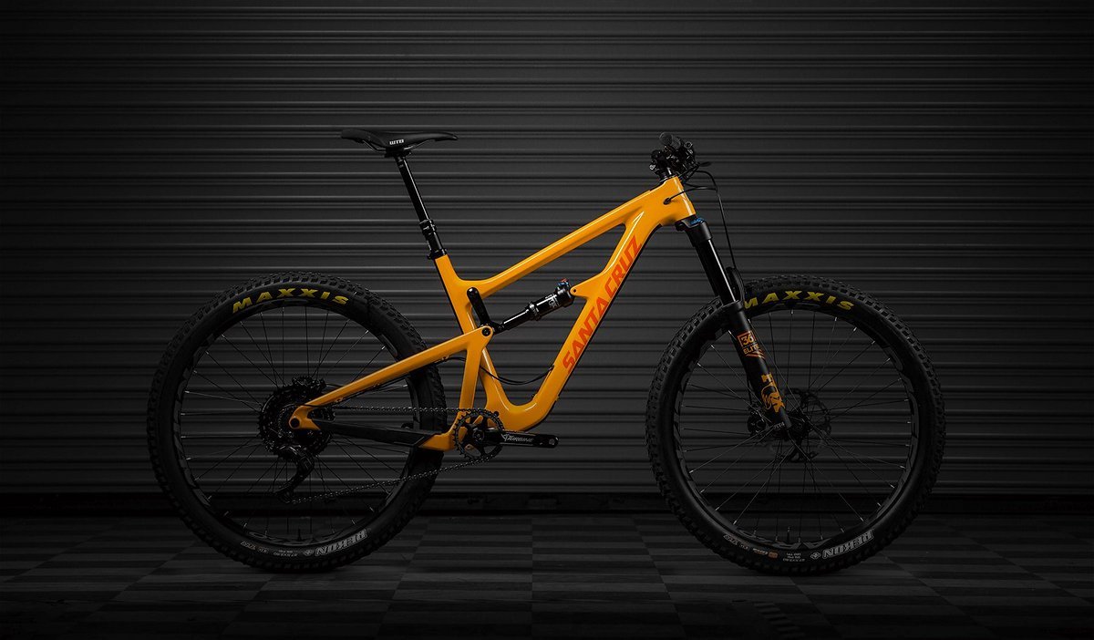 Mittlerweile fast ein junger Klassiker: Das Santa Cruz Hightower geht in diesem Jahr in seine dritte Saison und lässt in der Abfahrt wie auch bei den Allround-Fähigkeiten keine Wünsche offen. Erstmals gibt's das Trailbike-Podium für die Kalifornier! Mittlerweile fast ein junger Klassiker: Das Santa Cruz Hightower geht in diesem Jahr in seine dritte Saison und lässt in der Abfahrt wie auch bei den Allround-Fähigkeiten keine Wünsche offen. Erstmals gibt's das Trailbike-Podium für die Kalifornier!