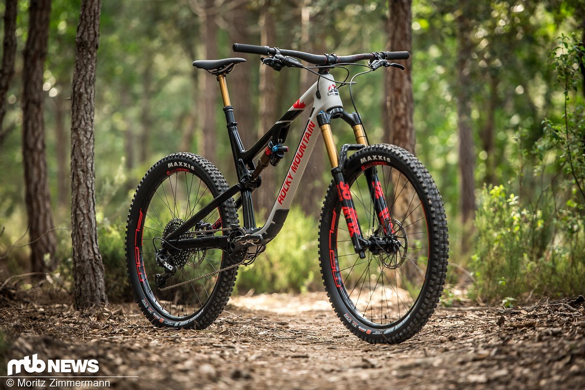 Das Rocky Mountain Altitude Carbon 90 wird dank seines antriebsneutralen Hinterbaus, und dem extrem spaßigen Fahrverhalten ein treuer Begleiter für alles von der Feierabendrunde bis zum Alpencross sein Das Rocky Mountain Altitude Carbon 90 wird dank seines antriebsneutralen Hinterbaus, und dem extrem spaßigen Fahrverhalten ein treuer Begleiter für alles von der Feierabendrunde bis zum Alpencross sein