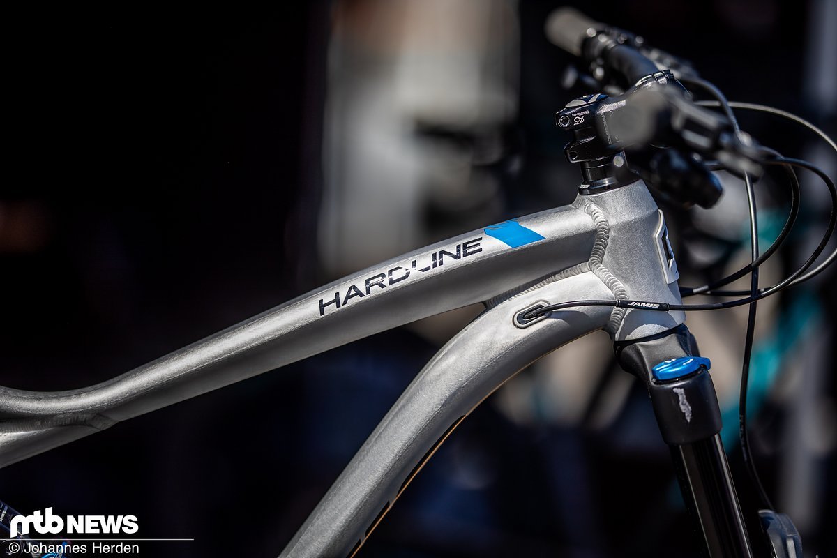 Das Hardline richtet sich an Enduro-Biker, setzt auf 27,5" große Laufräder und stellt 160 mm Federweg zur Verfügung. Das Hardline richtet sich an Enduro-Biker, setzt auf 27,5" große Laufräder und stellt 160 mm Federweg zur Verfügung.
