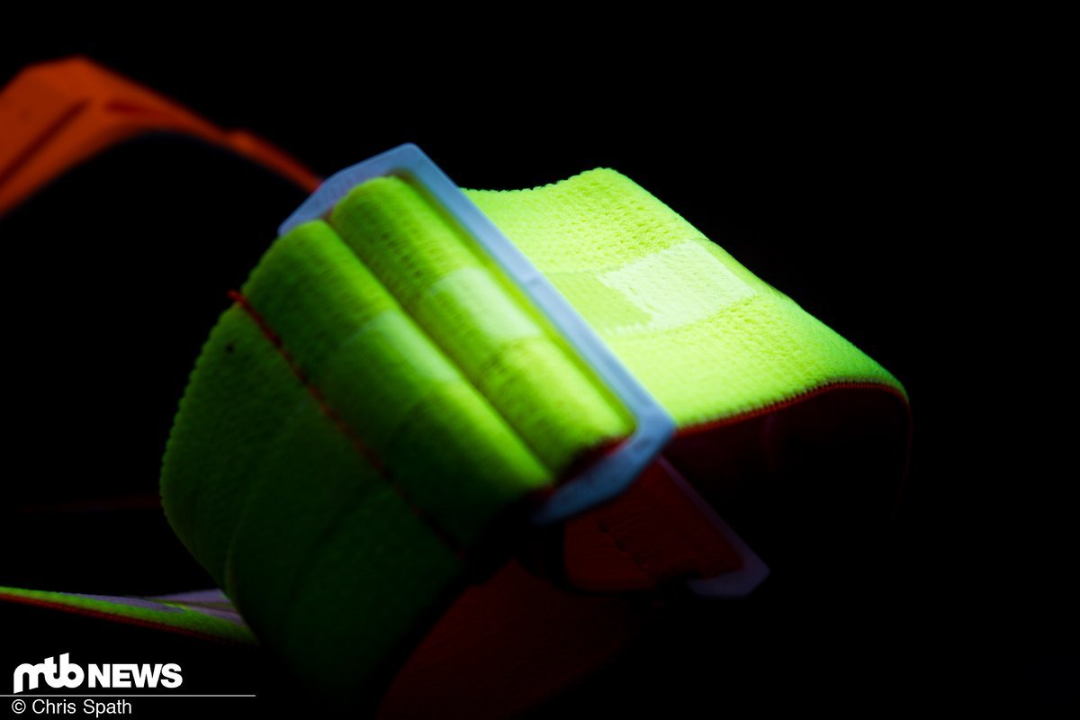 Im knalligen Gelb versteckt sich ein breites Silikonband. Im knalligen Gelb versteckt sich ein breites Silikonband.