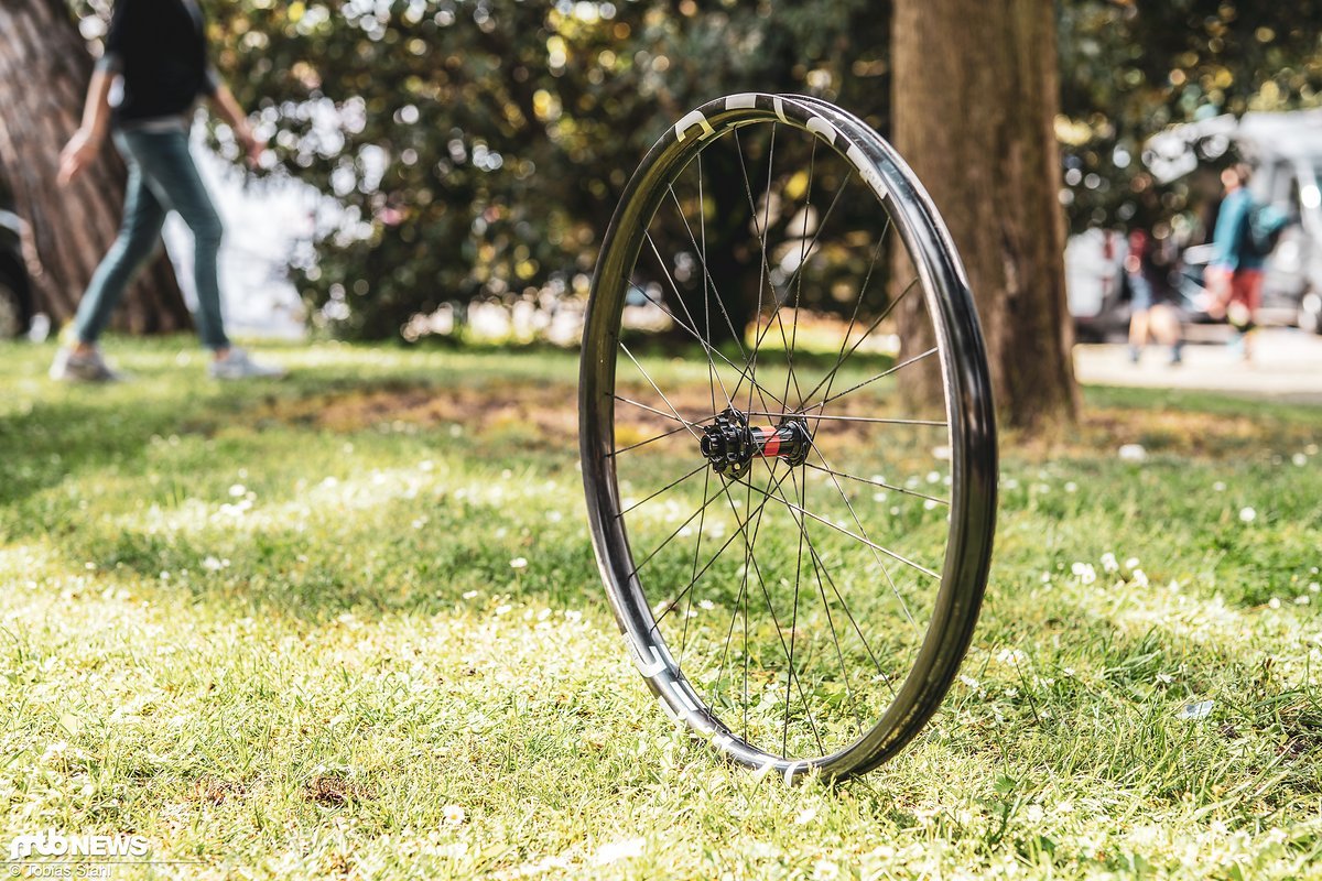 Downhill und Carbon-Felgen? Viele Fahrer haben hier schon gemischte Erfahrungen gemacht Downhill und Carbon-Felgen? Viele Fahrer haben hier schon gemischte Erfahrungen gemacht
