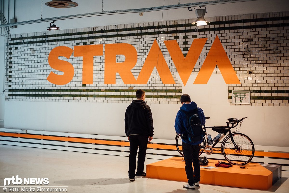 Strava hat einen Großteil des Art Spaces auf der Berliner Fahrradschau eingenommen Strava hat einen Großteil des Art Spaces auf der Berliner Fahrradschau eingenommen