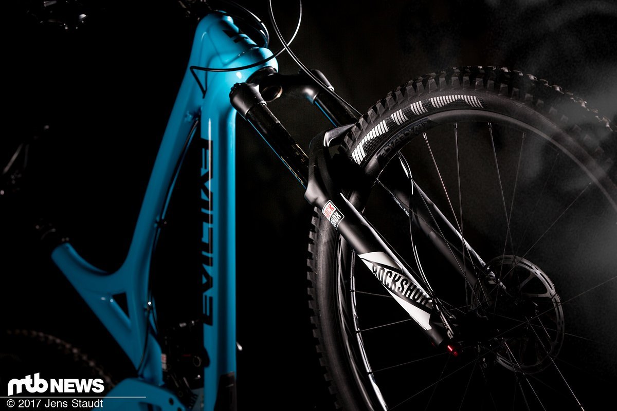 An der Front soll eine RockShox Lyrik RCT3 mit 160 mm Federweg für Kontrolle sorgen An der Front soll eine RockShox Lyrik RCT3 mit 160 mm Federweg für Kontrolle sorgen