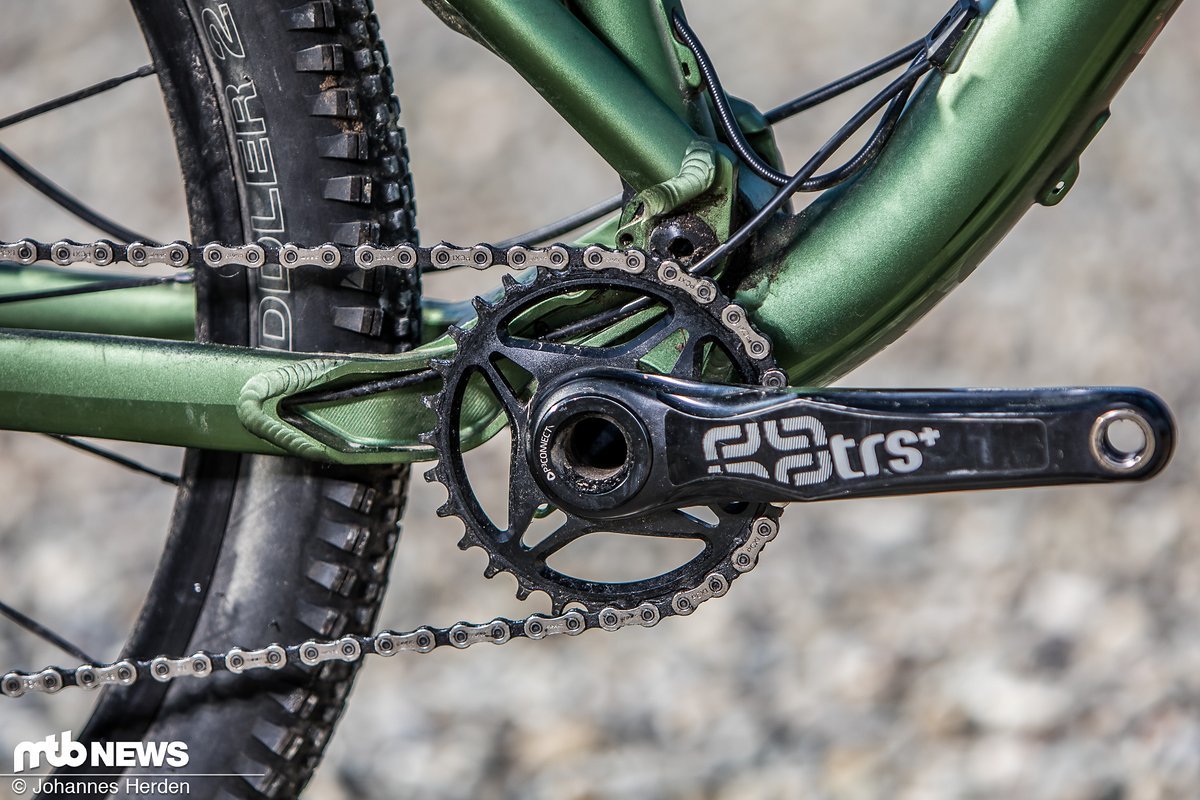 Eine SRAM GX-Schaltgruppe sorgt in Kombination mit einer schicken e*thirteen TRS+ Kurbel für Vortrieb. Eine SRAM GX-Schaltgruppe sorgt in Kombination mit einer schicken e*thirteen TRS+ Kurbel für Vortrieb.