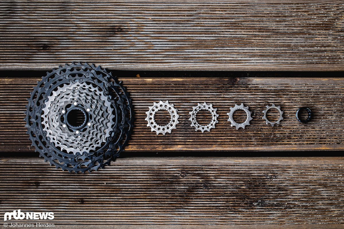 Die neue Shimano XTR besteht aus einem Ritzelblock mit Alu-Spider und zusätzlich vier Stahlritzeln, die auf den Freilaufkörper aufgesetzt werden. Die neue Shimano XTR besteht aus einem Ritzelblock mit Alu-Spider und zusätzlich vier Stahlritzeln, die auf den Freilaufkörper aufgesetzt werden.