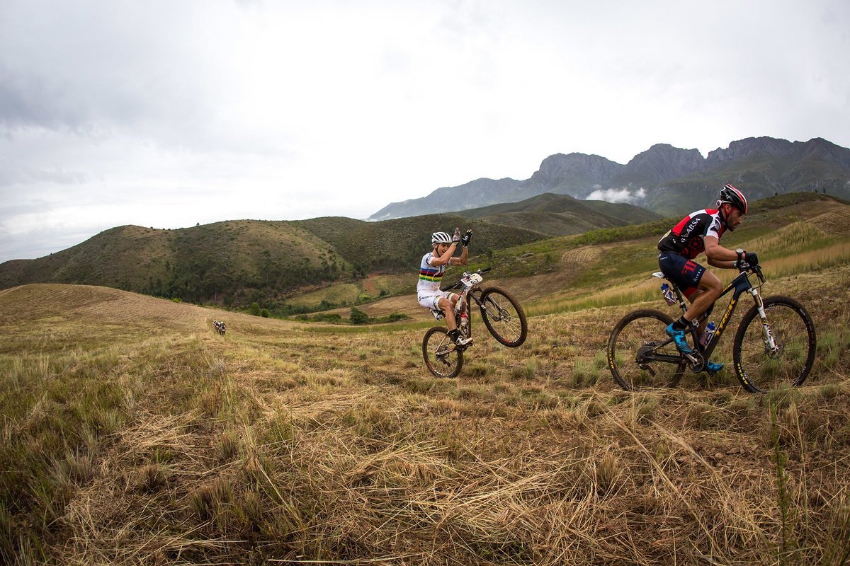 Nino Schurter feuert seinen Vordermann an - als Weltmeister darf er das - Cape Epic 2014 Prolog - Foto von Nick Muzik-Cape Epic-SPORTZPICS Nino Schurter feuert seinen Vordermann an - als Weltmeister darf er das - Cape Epic 2014 Prolog - Foto von Nick Muzik-Cape Epic-SPORTZPICS