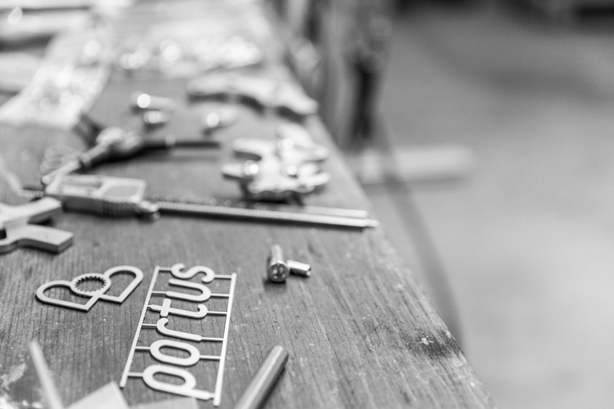 Liebe zum Detail: Aufgelötete und freigeschliffene Logos sind nur eine von vielen schönen Varianten Liebe zum Detail: Aufgelötete und freigeschliffene Logos sind nur eine von vielen schönen Varianten