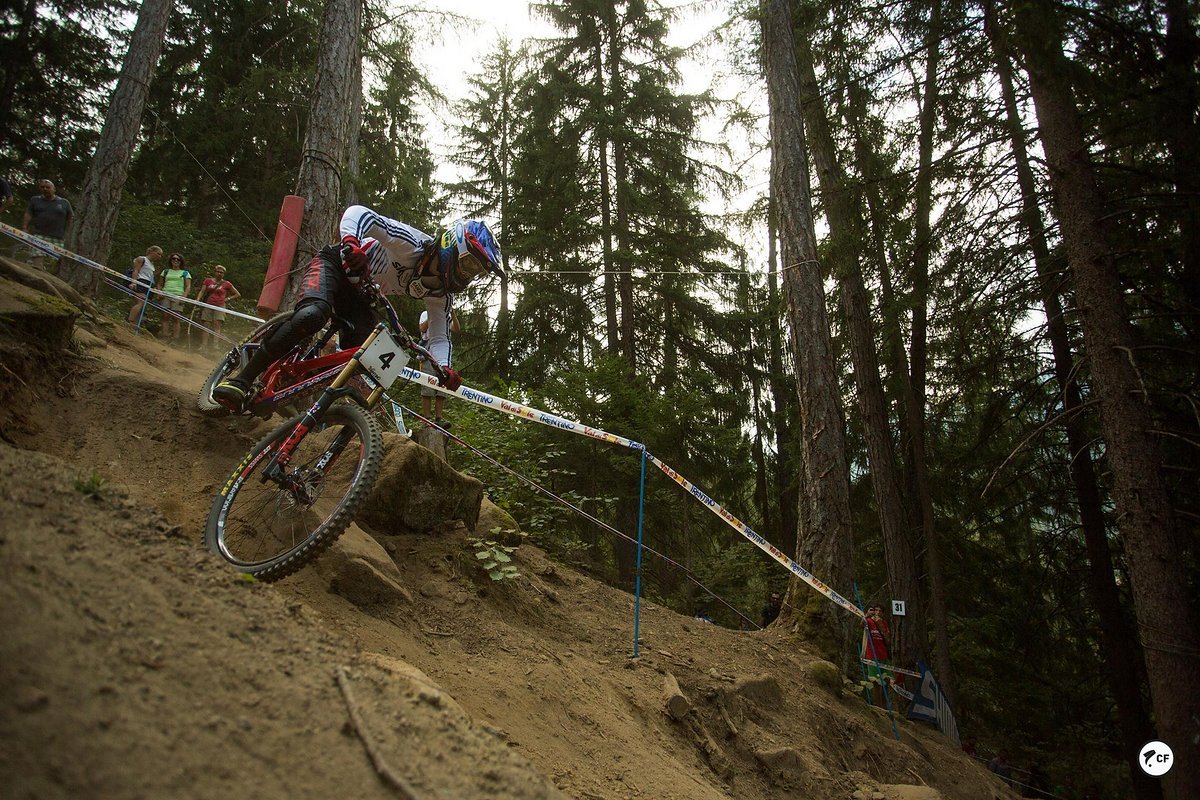 Danny Hart hatte letztes Jahr eine extrem starke Saison und gewann mit der Weltmeisterschaft in Val di Sole das vierte große internationale Rennen in Folge. Danny Hart hatte letztes Jahr eine extrem starke Saison und gewann mit der Weltmeisterschaft in Val di Sole das vierte große internationale Rennen in Folge.