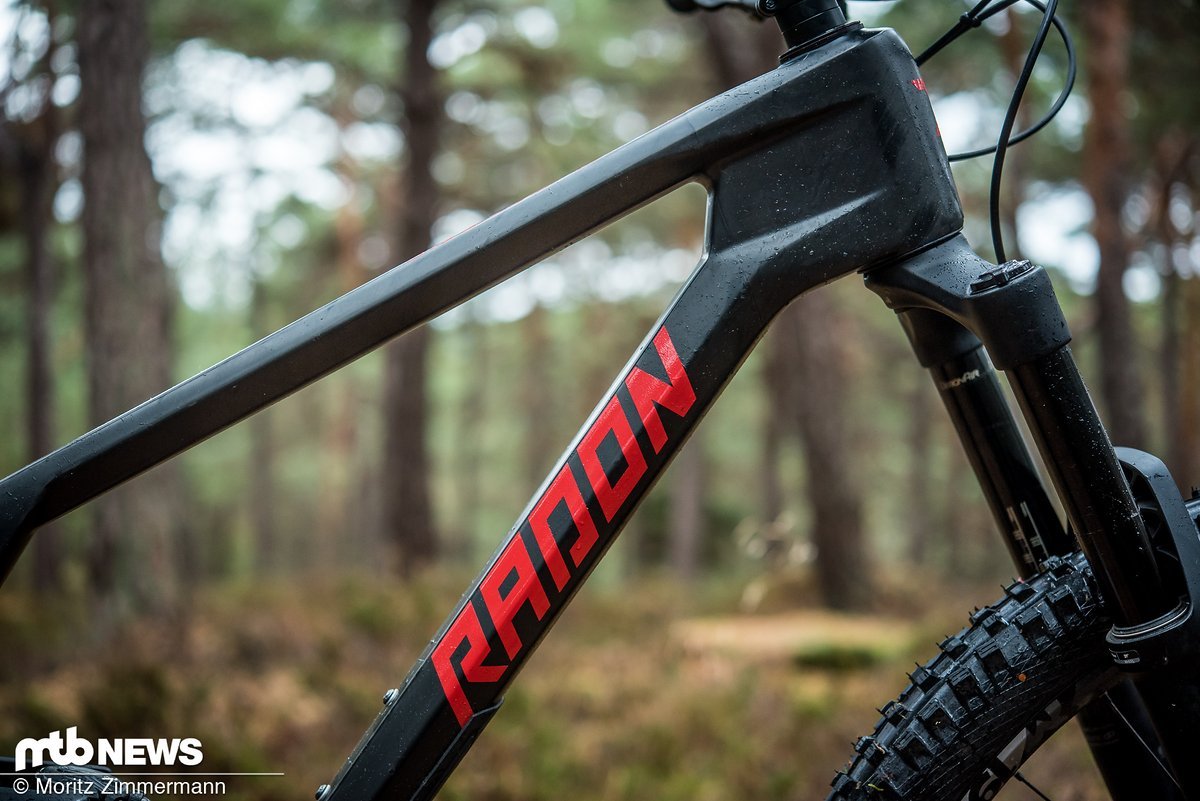 Die kantige Form des Carbon-Hauptrahmens erinnert auf den ersten Blick an das 27,5"-Enduro Jab Die kantige Form des Carbon-Hauptrahmens erinnert auf den ersten Blick an das 27,5"-Enduro Jab