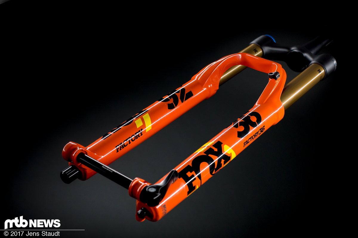 Die Fox 36 konnte uns bei unserem Enduro-Federgabel-Vergleichstests überzeugen und wurde seitdem mit der neuen Grip2-Kartusche weiter verfeinert. Die Fox 36 konnte uns bei unserem Enduro-Federgabel-Vergleichstests überzeugen und wurde seitdem mit der neuen Grip2-Kartusche weiter verfeinert.