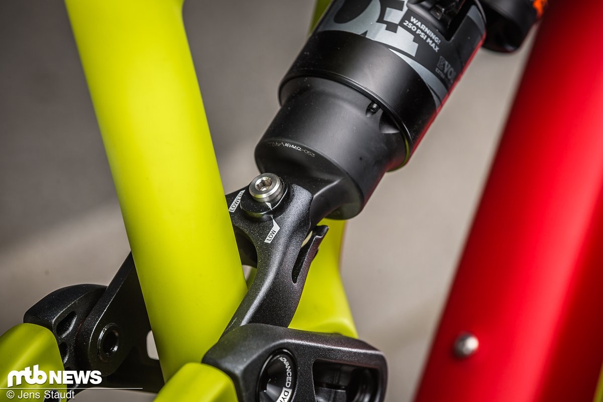 Orbea liegt mit der Geometrie des Rallon im Durchschnitt und geht nicht auf Extremwerte. Für die Anpassung der Geometrie kann aber an der Dämpferverlängerung ein Flip Chip gedreht werden. Orbea liegt mit der Geometrie des Rallon im Durchschnitt und geht nicht auf Extremwerte. Für die Anpassung der Geometrie kann aber an der Dämpferverlängerung ein Flip Chip gedreht werden.