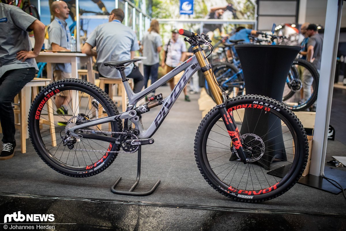 Das neue Pivot Phoenix DH steht jetzt auf großen Laufrädern, soll aber dennoch ausreichend Agilität bieten Das neue Pivot Phoenix DH steht jetzt auf großen Laufrädern, soll aber dennoch ausreichend Agilität bieten