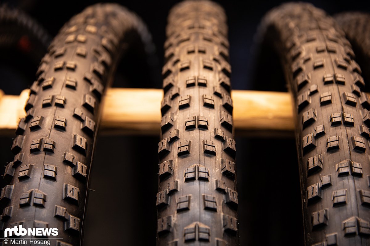 Zudem gibt es für 2020 den Trailbike und All-Mountain-Reifen Kenda Regolith in neuen, zusätzlichen Breiten. Zudem gibt es für 2020 den Trailbike und All-Mountain-Reifen Kenda Regolith in neuen, zusätzlichen Breiten.