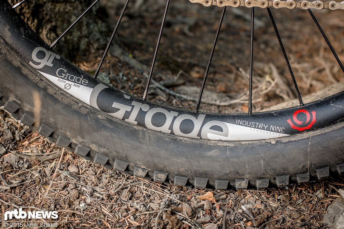 Industrie Nine Downhill Laufräder sorgend für präzise Linienwahl und der schnell greifende Freilauf ist auf technischen Trails eine wahre Wonne. Industrie Nine Downhill Laufräder sorgend für präzise Linienwahl und der schnell greifende Freilauf ist auf technischen Trails eine wahre Wonne.