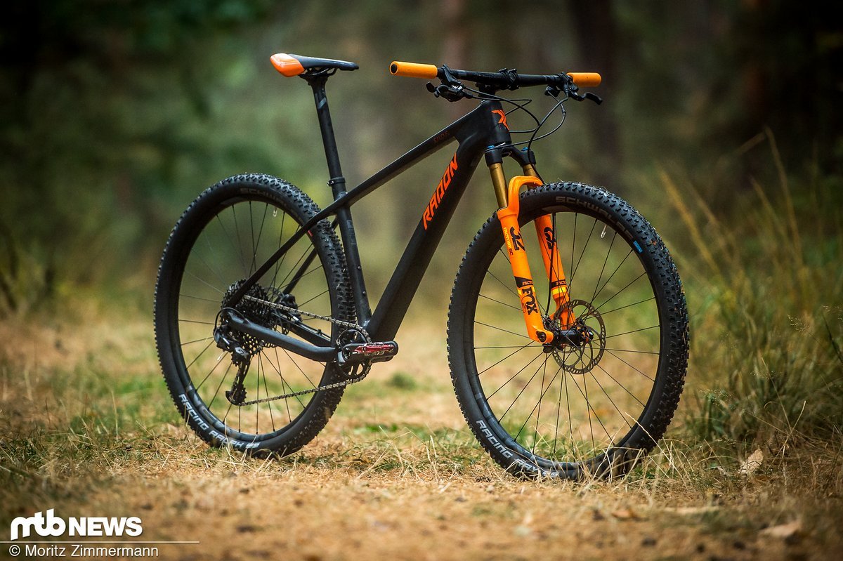 Das Radon Jealous ist das leichte Cross-Country-Hardtail in Radons Produktpalette und ist in vier Ausstattungsvarianten erhältlich, die preislich zwischen 2.499 € und 4.499 € liegen. Das Radon Jealous ist das leichte Cross-Country-Hardtail in Radons Produktpalette und ist in vier Ausstattungsvarianten erhältlich, die preislich zwischen 2.499 € und 4.499 € liegen.