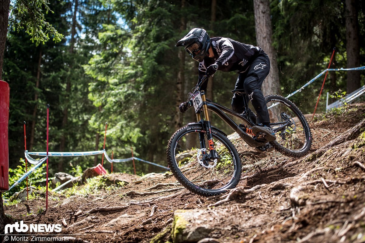 Matt Simmonds ist eigentlich ins Enduro-Lager gewechselt, machte dieses Jahr jedoch als geheimnisvoller Fahrer in schwarz auf einem gekauften Commençal Supreme DH 29er die World Cup-Strecke in Val di Sole unsicher Matt Simmonds ist eigentlich ins Enduro-Lager gewechselt, machte dieses Jahr jedoch als geheimnisvoller Fahrer in schwarz auf einem gekauften Commençal Supreme DH 29er die World Cup-Strecke in Val di Sole unsicher
