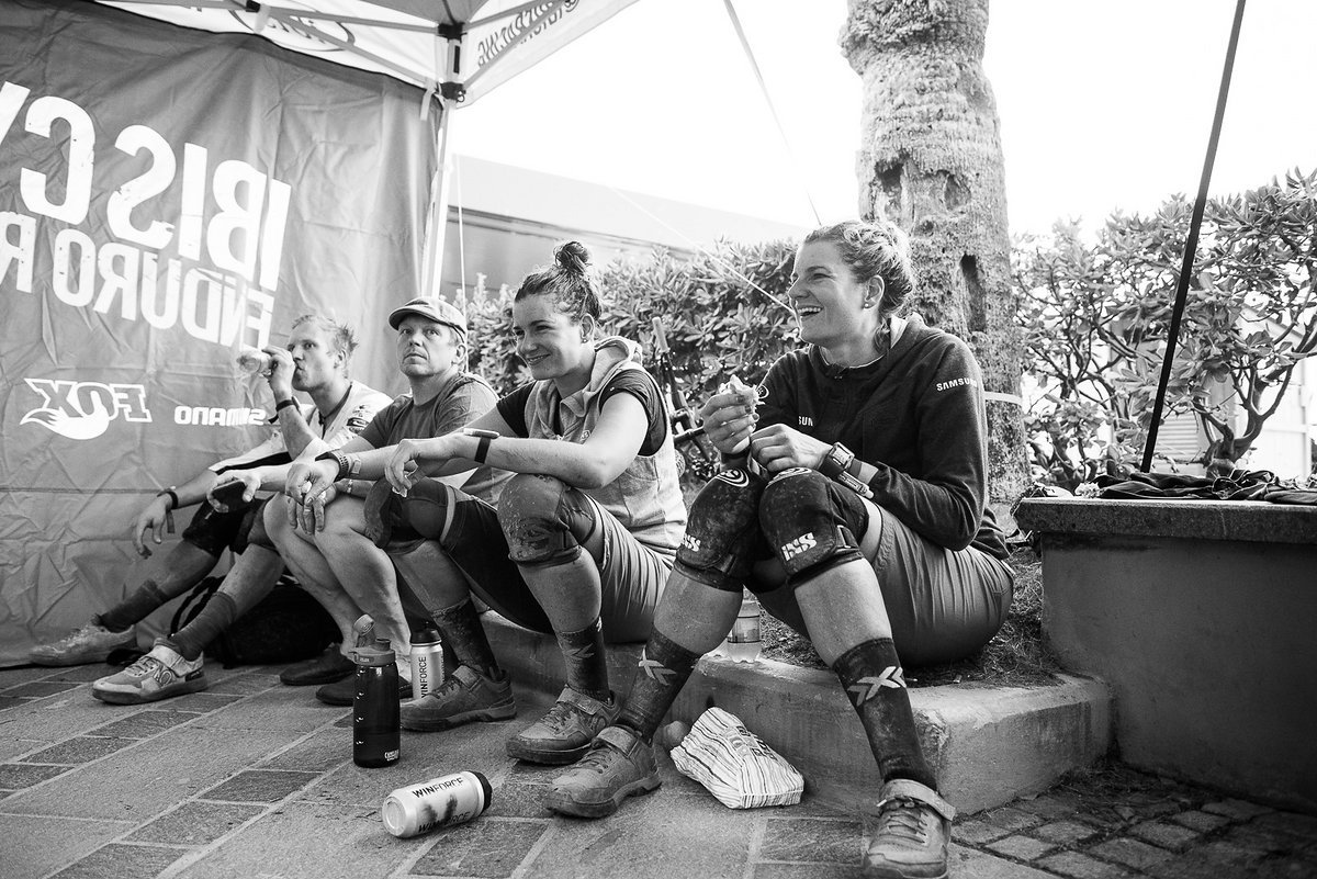 Tag 1 geschafft: 56 km, 1800 hm & 3 Stages. "Nur" ein bisschen erschöpft. Die EWS führt uns immer wieder an unsere Grenzen Tag 1 geschafft: 56 km, 1800 hm & 3 Stages. "Nur" ein bisschen erschöpft. Die EWS führt uns immer wieder an unsere Grenzen