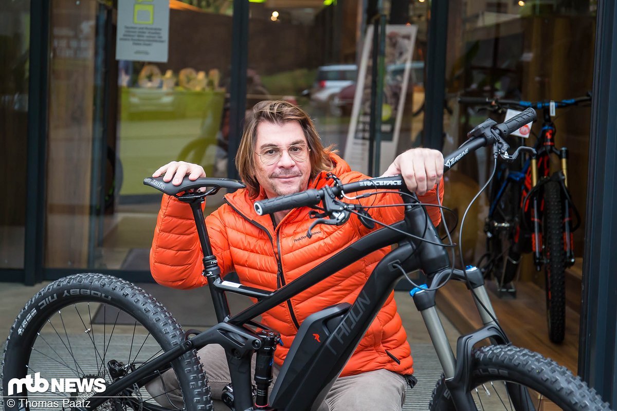 Chris Stahl fährt auch selbst gerne mit dem E-Bike und sieht darin die Zukunft des Mountainbikens und der Marke Radon. Chris Stahl fährt auch selbst gerne mit dem E-Bike und sieht darin die Zukunft des Mountainbikens und der Marke Radon.