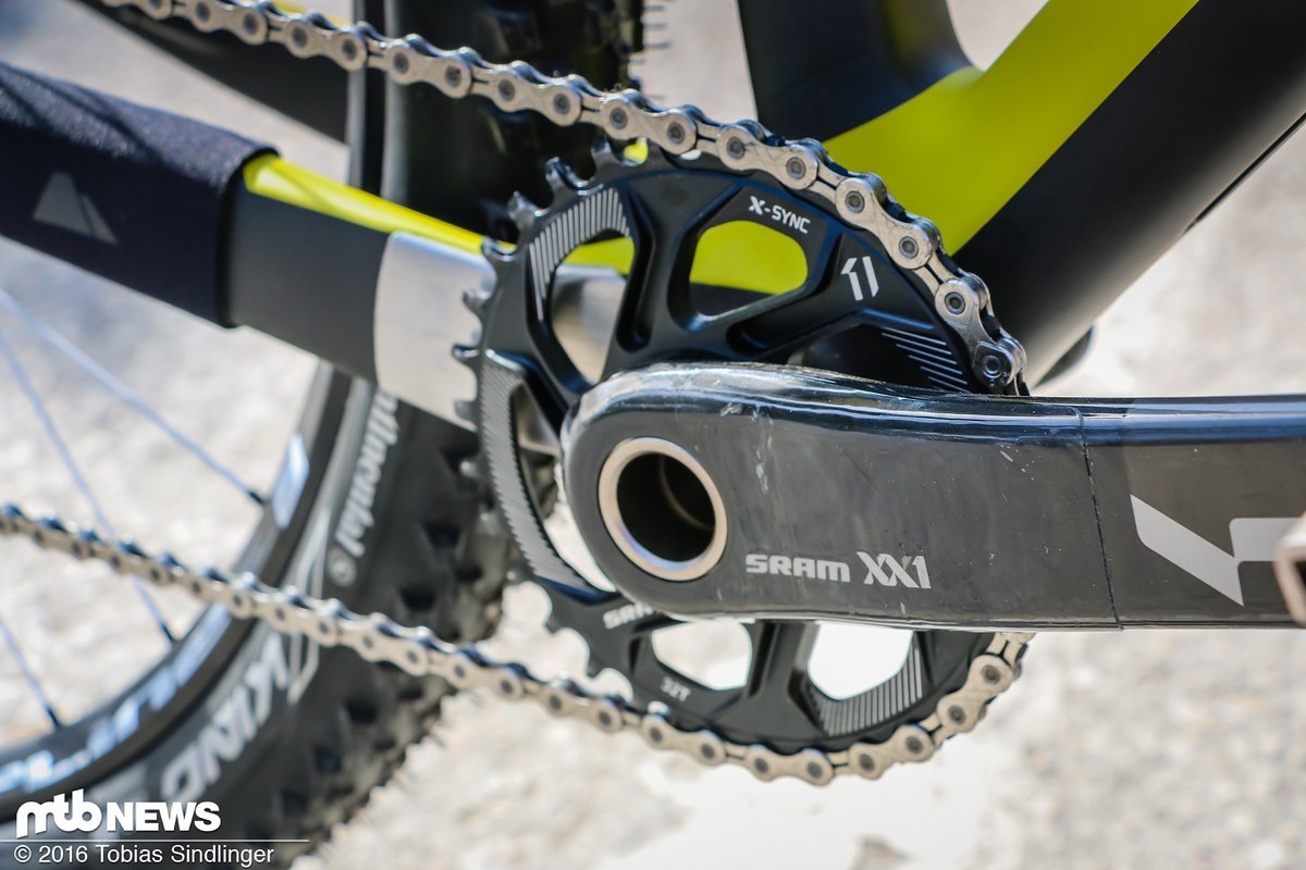 Beim Canyon Exceed CF SLX 9.9 Pro Race wird serienmäßig eine XX1-Kurbel mit einer 32er Kettenblatt verbaut. Beim Canyon Exceed CF SLX 9.9 Pro Race wird serienmäßig eine XX1-Kurbel mit einer 32er Kettenblatt verbaut.