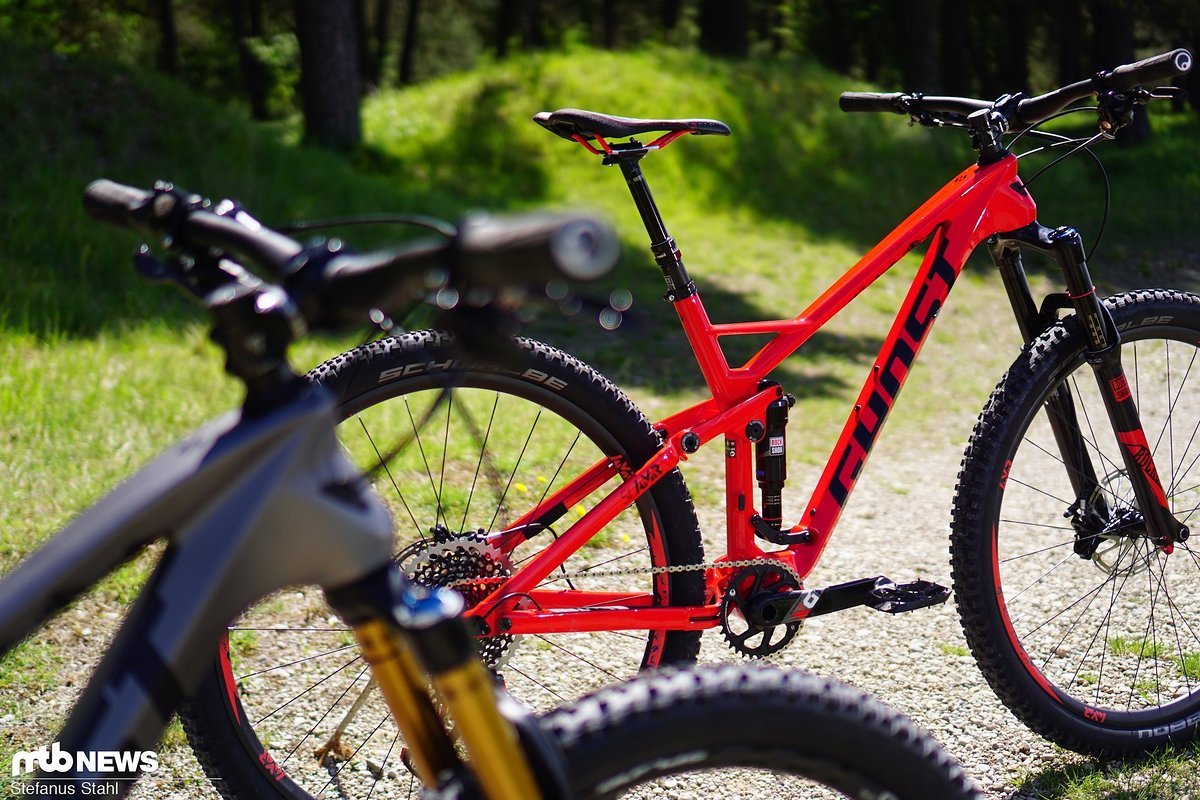 Im Gegensatz zum kleinen 27,5"-Bruder im Vordergrund bietet Ghost die 29er-Variante des SL AMR in vier Rahmengrößen von S bis XL an Im Gegensatz zum kleinen 27,5"-Bruder im Vordergrund bietet Ghost die 29er-Variante des SL AMR in vier Rahmengrößen von S bis XL an