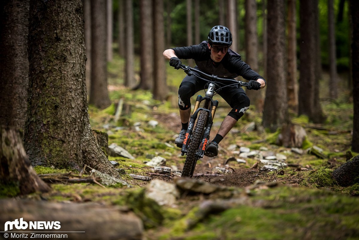 Auf sehr ruppigen und schnellen Trails kann man den Hinterbau des Propain Hugene ans Limit bringen Auf sehr ruppigen und schnellen Trails kann man den Hinterbau des Propain Hugene ans Limit bringen