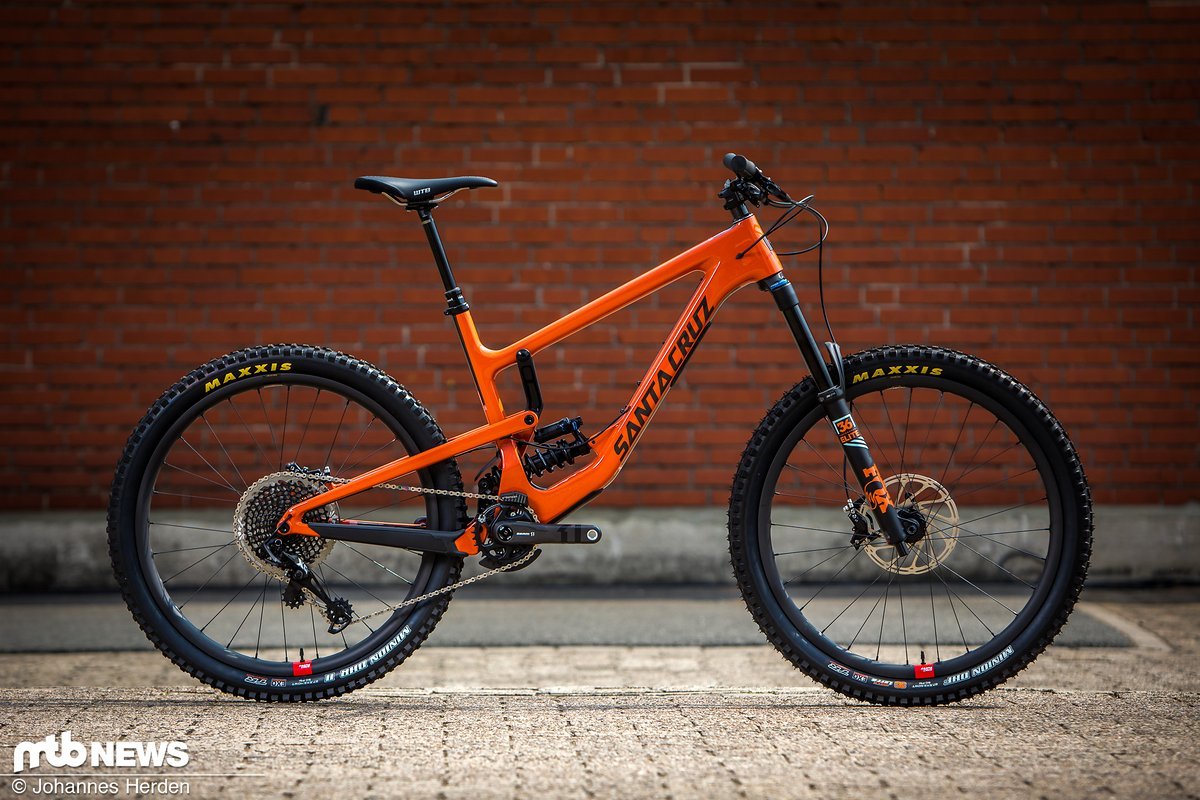 Santa Cruz Nomad 4 CC XX1 Coil in der Farbe "Orange and Carbon" Santa Cruz Nomad 4 CC XX1 Coil in der Farbe "Orange and Carbon"