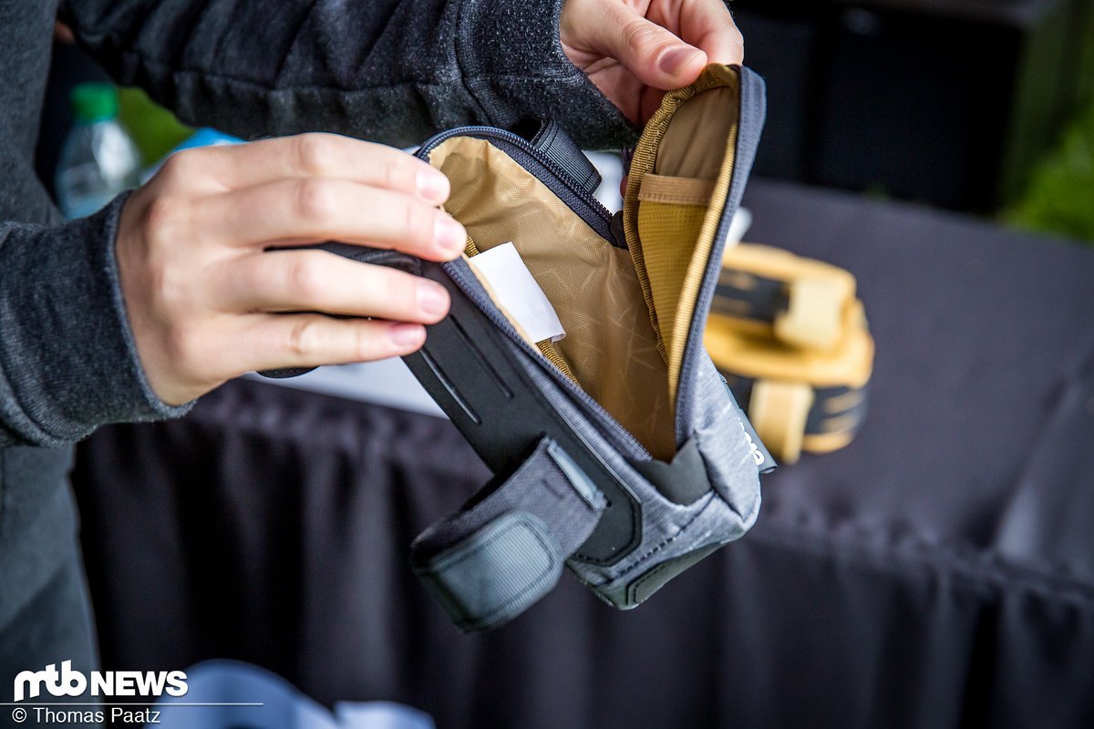 Der Multiframe Pack lässt sich dank Velcro Straps praktisch überall am Rahmen befestigen Der Multiframe Pack lässt sich dank Velcro Straps praktisch überall am Rahmen befestigen
