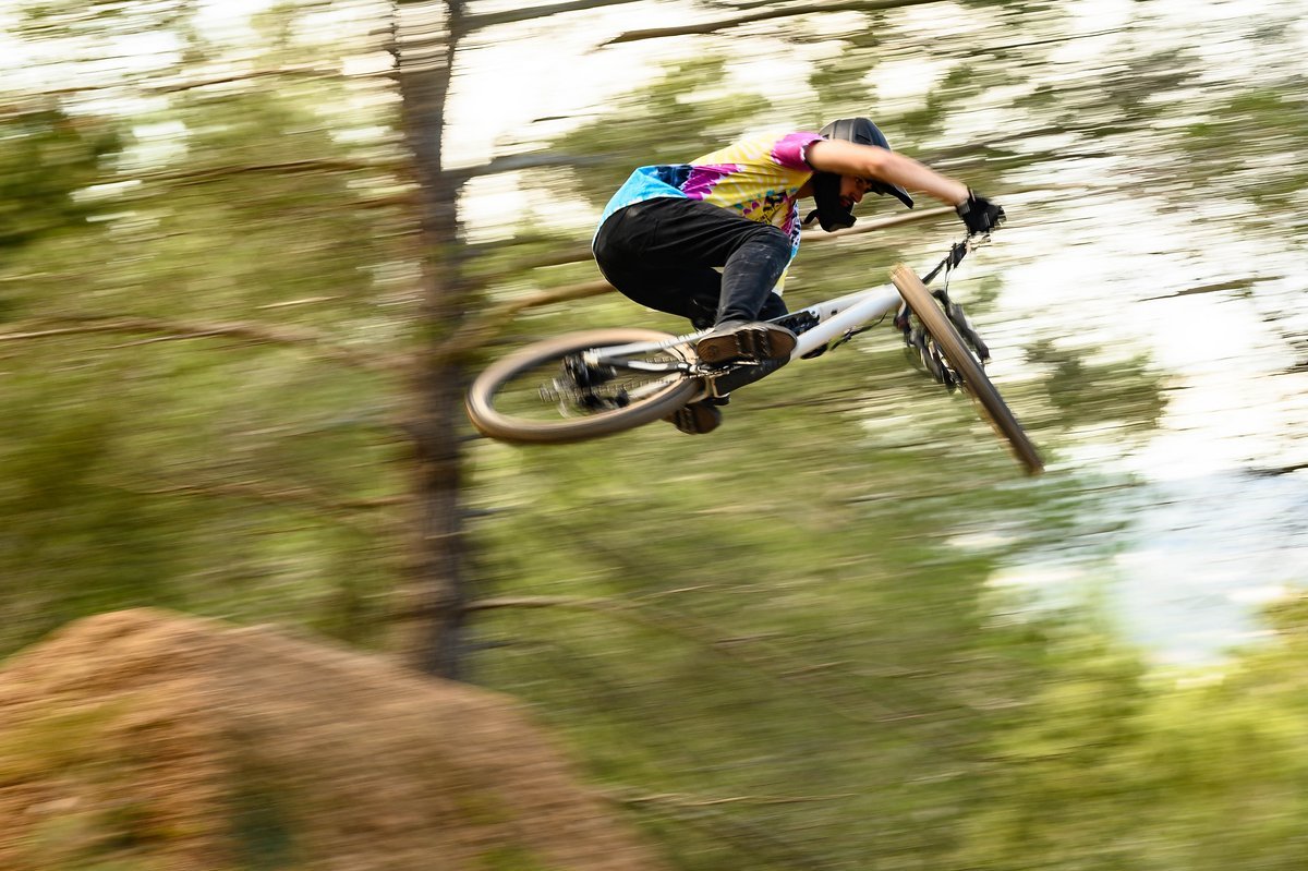 Neben klassischem Trailbike-Einsatz kann man mit dem Commençal Meta TR SX auch ordentlich Flugmeilen sammeln! Neben klassischem Trailbike-Einsatz kann man mit dem Commençal Meta TR SX auch ordentlich Flugmeilen sammeln!