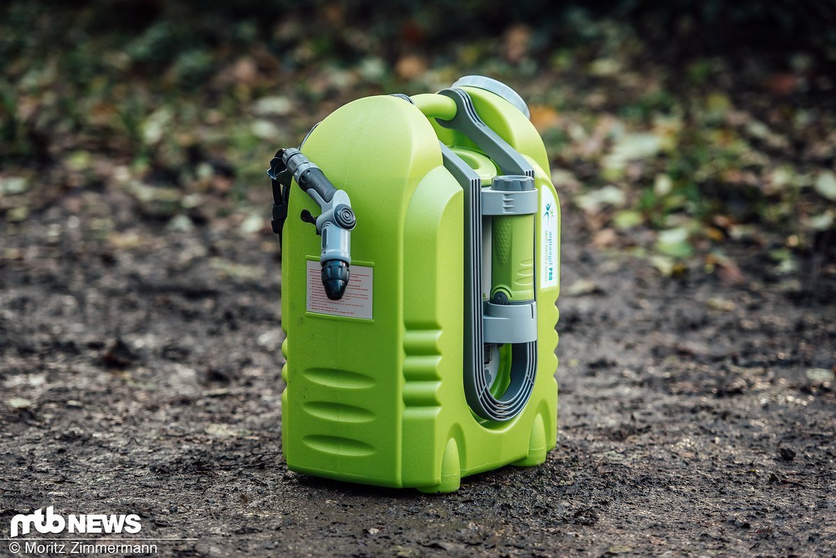 Der Aqua2Go PRO bietet einen 20 Liter großen Tank und ist akkubetrieben, lässt sich aber auch per 12-Volt-Anschluss betreiben Der Aqua2Go PRO bietet einen 20 Liter großen Tank und ist akkubetrieben, lässt sich aber auch per 12-Volt-Anschluss betreiben
