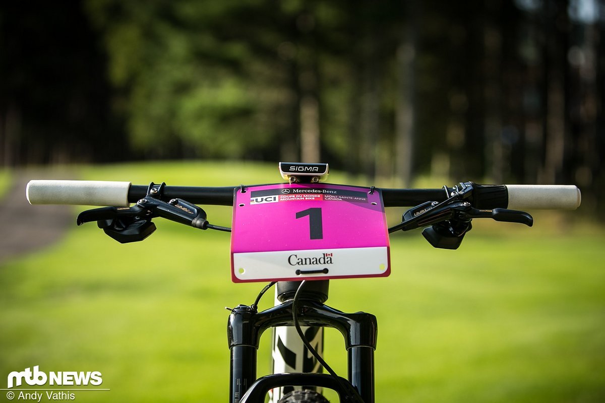 Die Startnummer gehört zwar nicht zur Serienausstattung ihres Bikes, doch fast immer ist vor dem tune-Cockpit die Nummer 1 montiert. Die Startnummer gehört zwar nicht zur Serienausstattung ihres Bikes, doch fast immer ist vor dem tune-Cockpit die Nummer 1 montiert.