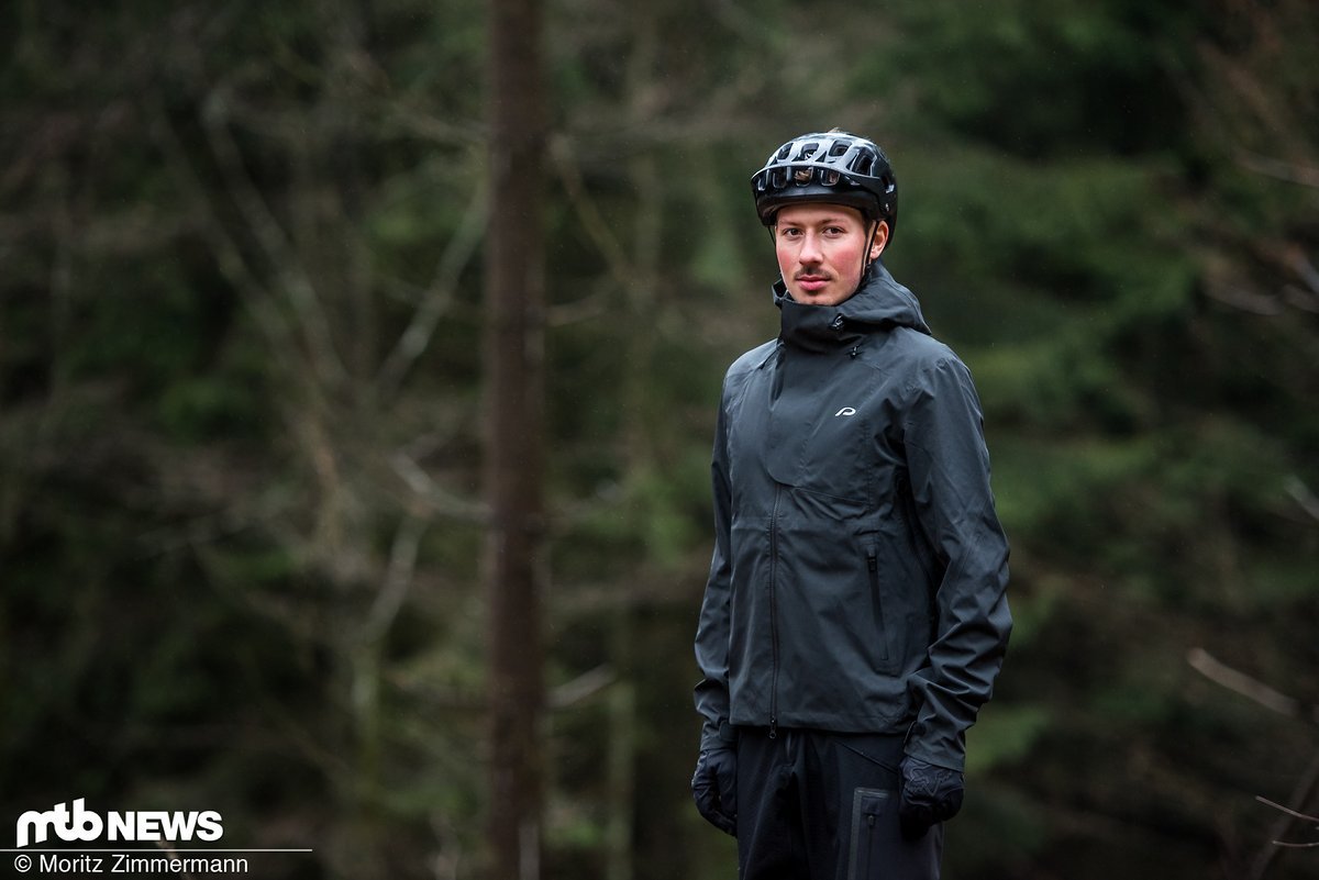 Die Protective P-Rain Carve-Jacke kann mit einer soliden Performance, einem guten Tragegefühl, einer hohen Verarbeitungsqualität und praktischen Details punkten. Die Protective P-Rain Carve-Jacke kann mit einer soliden Performance, einem guten Tragegefühl, einer hohen Verarbeitungsqualität und praktischen Details punkten.