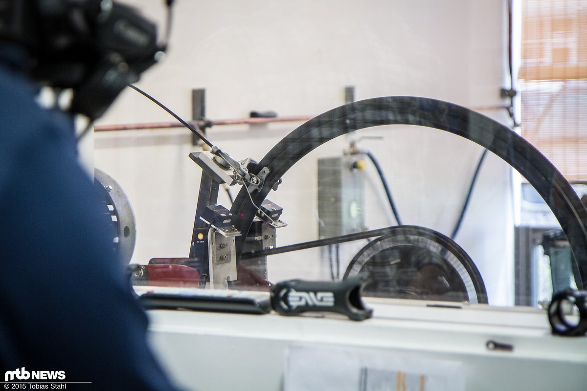 Auf diesem Prüfstand wird die Reibfläche der Felgen getestet, die für Felgenbremsen gemacht sind (Rennrad) Auf diesem Prüfstand wird die Reibfläche der Felgen getestet, die für Felgenbremsen gemacht sind (Rennrad)
