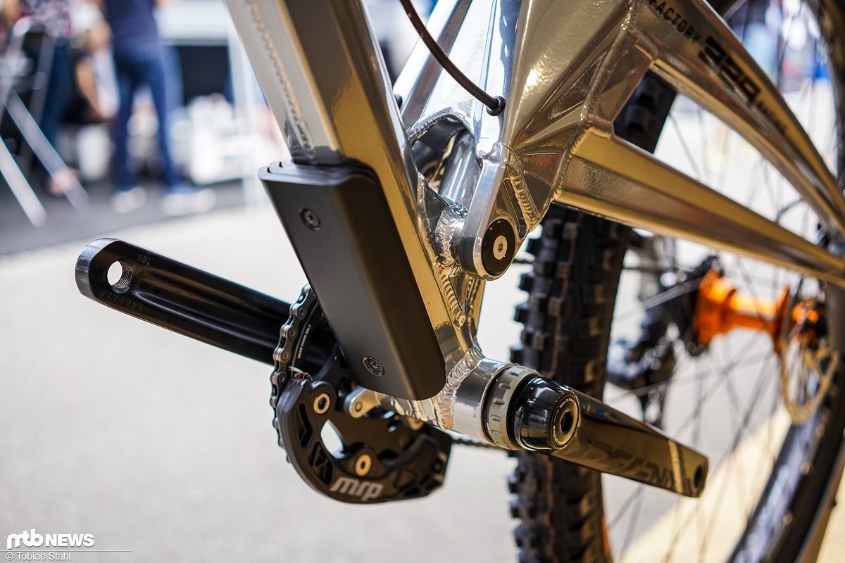 Das Downhill-Bike ist zu leicht? Orange schafft Abbilfe und ermöglicht es, bis zu 1 kg Zusatzgewicht unter das Unterrohr zu klatschen Das Downhill-Bike ist zu leicht? Orange schafft Abbilfe und ermöglicht es, bis zu 1 kg Zusatzgewicht unter das Unterrohr zu klatschen
