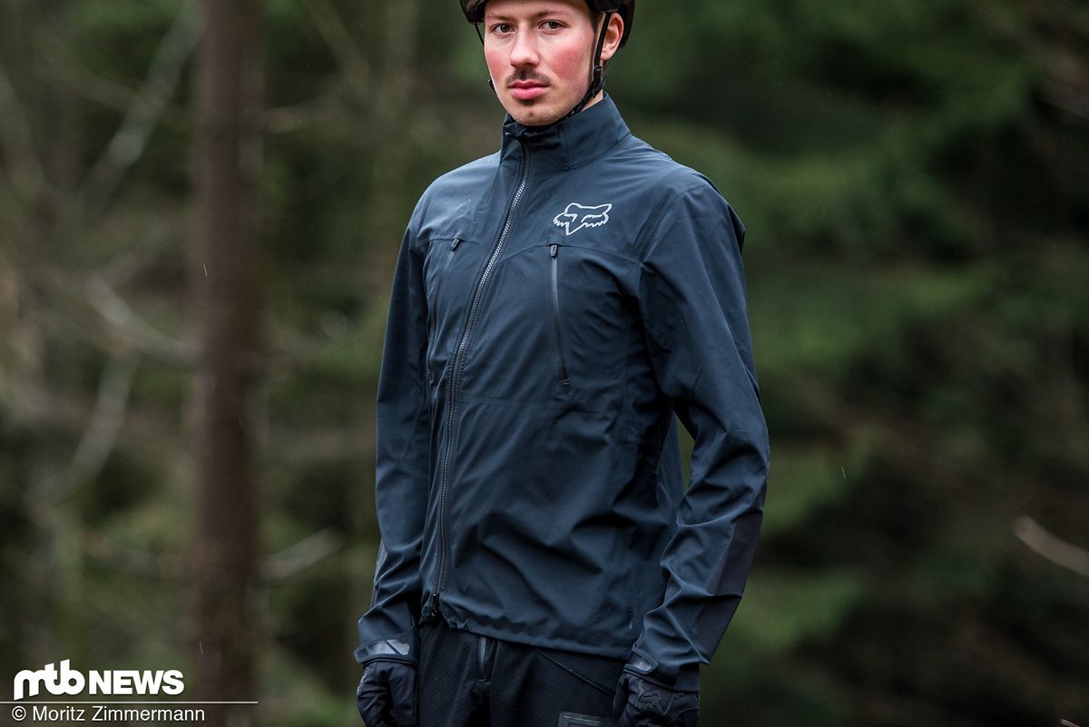 Die Fox Attack Pro Water-Jacke will mit einer leichten Bauweise, einem hohen Tragekomfort und einer guten Funktion Schlechtwetter-Ausfahrten den Schrecken rauben Die Fox Attack Pro Water-Jacke will mit einer leichten Bauweise, einem hohen Tragekomfort und einer guten Funktion Schlechtwetter-Ausfahrten den Schrecken rauben
