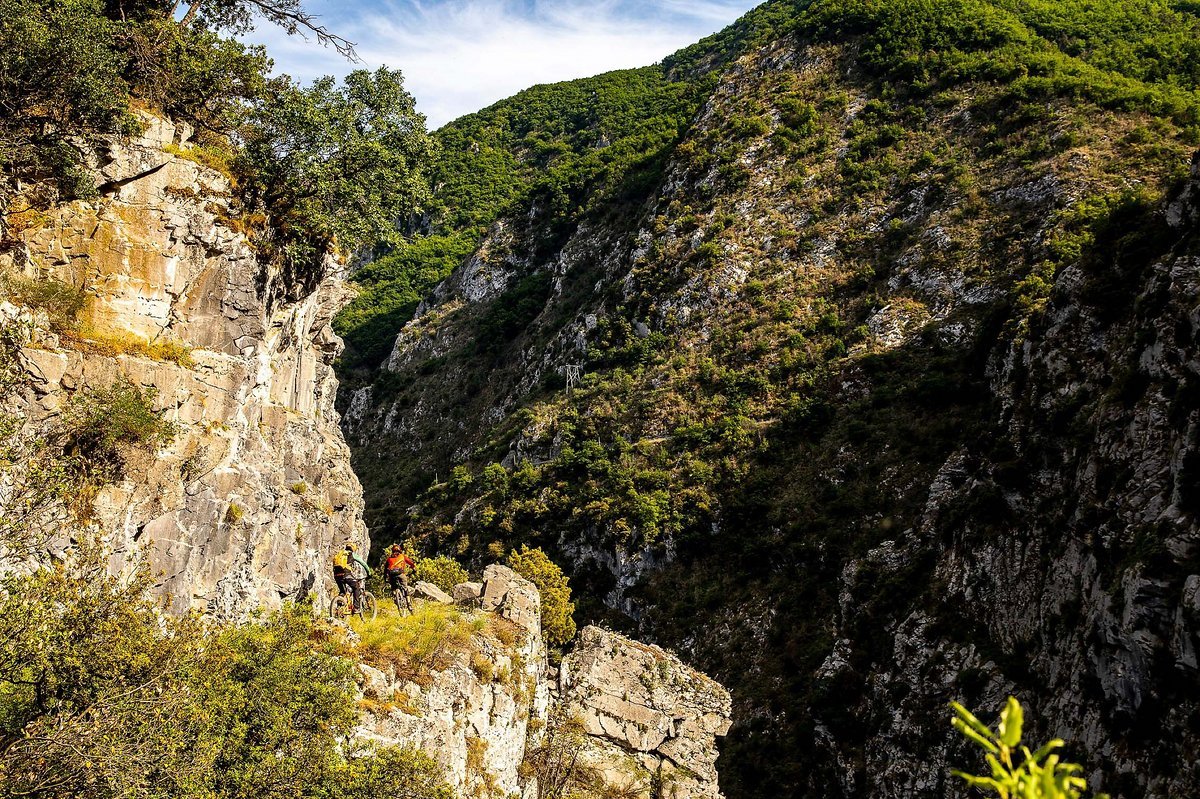 Hinunterschauen gerne, aber bitte auf dem Trail bleiben – sonst endet das sehr schmerzhaft. Mr. Ice Cold und Mr. Sinn auf dem Transfer durch diese wunderschöne Schlucht Hinunterschauen gerne, aber bitte auf dem Trail bleiben – sonst endet das sehr schmerzhaft. Mr. Ice Cold und Mr. Sinn auf dem Transfer durch diese wunderschöne Schlucht
