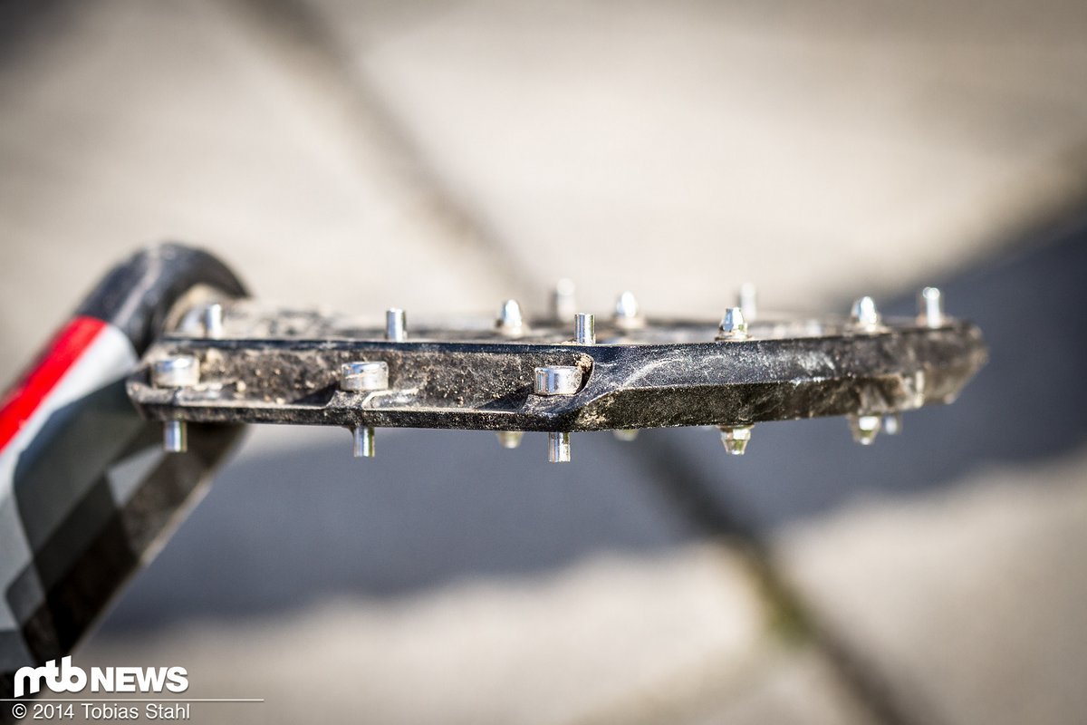 Der Pedalkörper der VP Harrier Pedale ist vollständig flach gestaltet. Das kostet bei kleineren Füßen Grip und sorgt dafür, dass die mittleren Pins durch die Sohle spürbar sind. Der Pedalkörper der VP Harrier Pedale ist vollständig flach gestaltet. Das kostet bei kleineren Füßen Grip und sorgt dafür, dass die mittleren Pins durch die Sohle spürbar sind.
